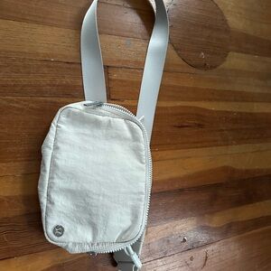 NWOT 2L Beltbag-cream
